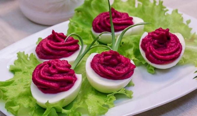 Фаршированные яйца с селедкой и свеклой