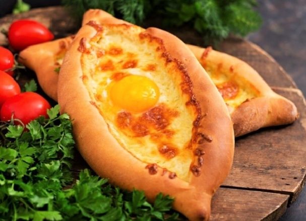 Как приготовить хачапури по-аджарски: легкий и быстрый рецепт