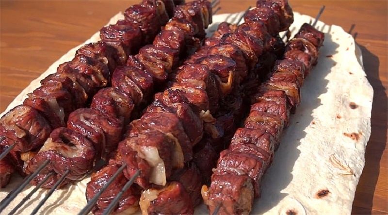 Шашлык-рулеты с салом: как добиться невероятной сочности на мангале