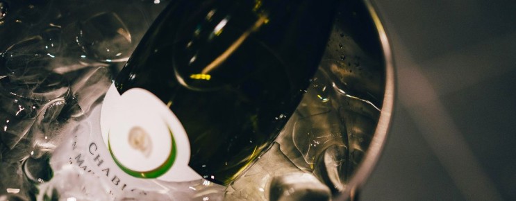 Как оптимально охладить вино и сохранить аромат