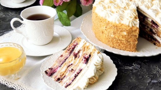 Торт медовик с черной смородиной: яркое наслаждение для гурманов