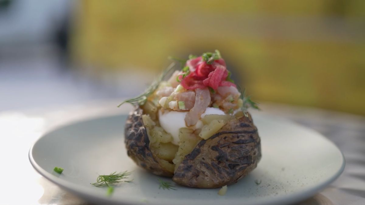 Запечённый картофель с муксуном: оригинальный рецепт от шеф-повара