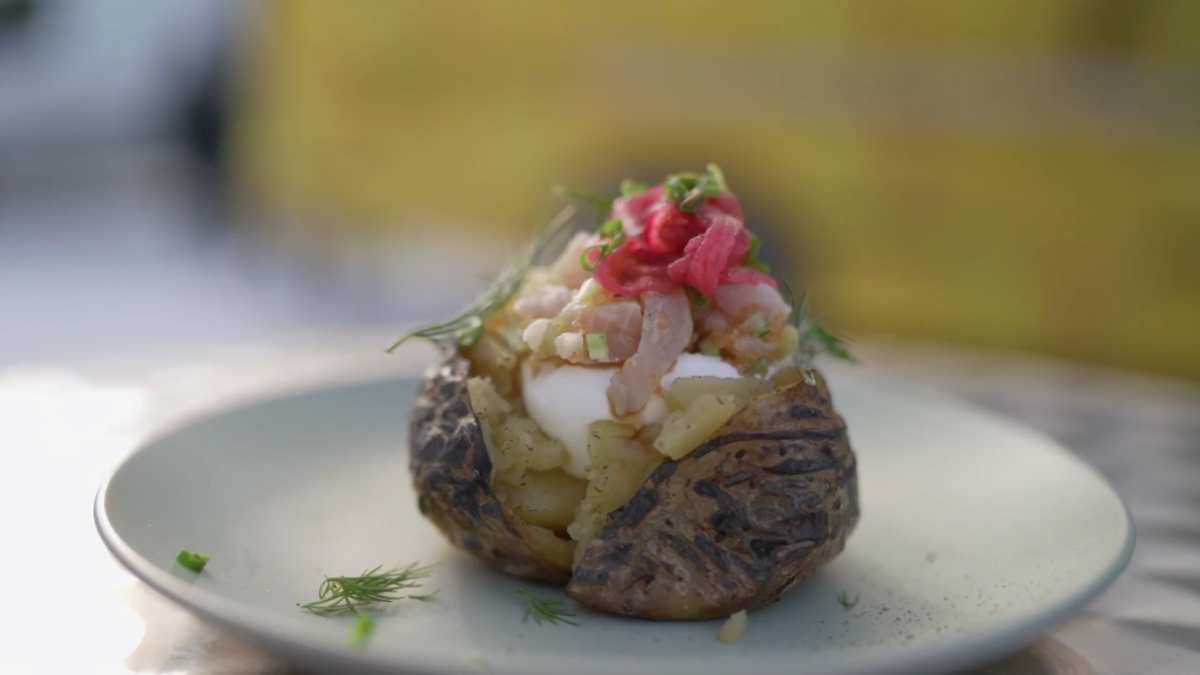 Запечённый картофель с муксуном: оригинальный рецепт от шеф-повара