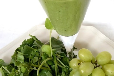 Вкусный зеленый коктейль