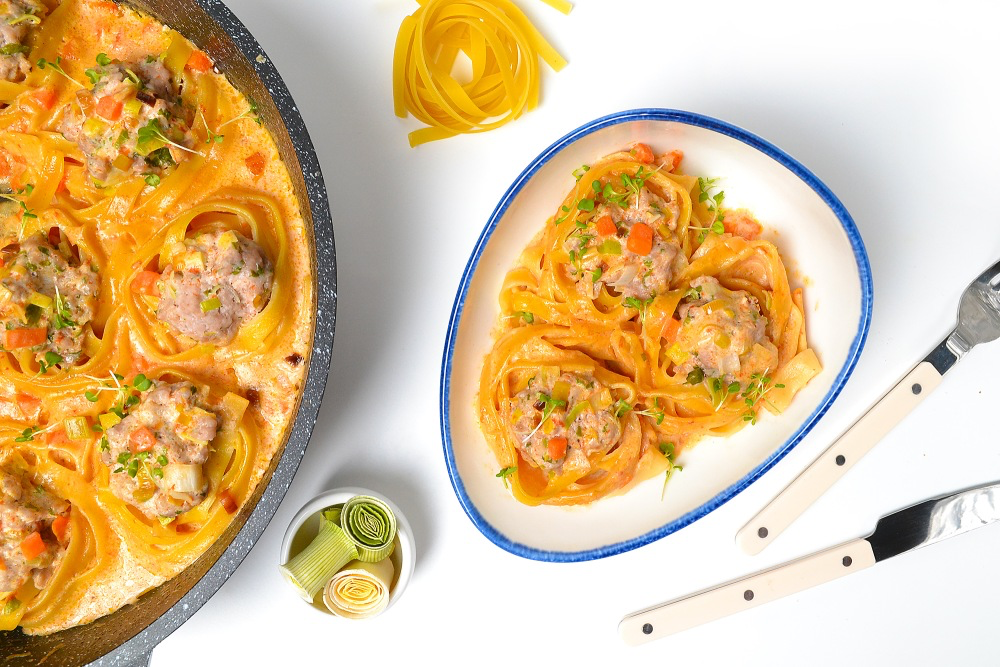 Гнезда из макарон с фаршем: простое и вкусное блюдо на сковороде