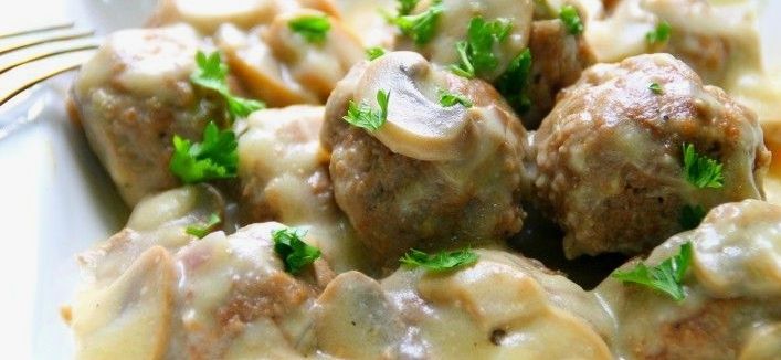 Аппетитные биточки из рубленого мяса в сметанном соусе