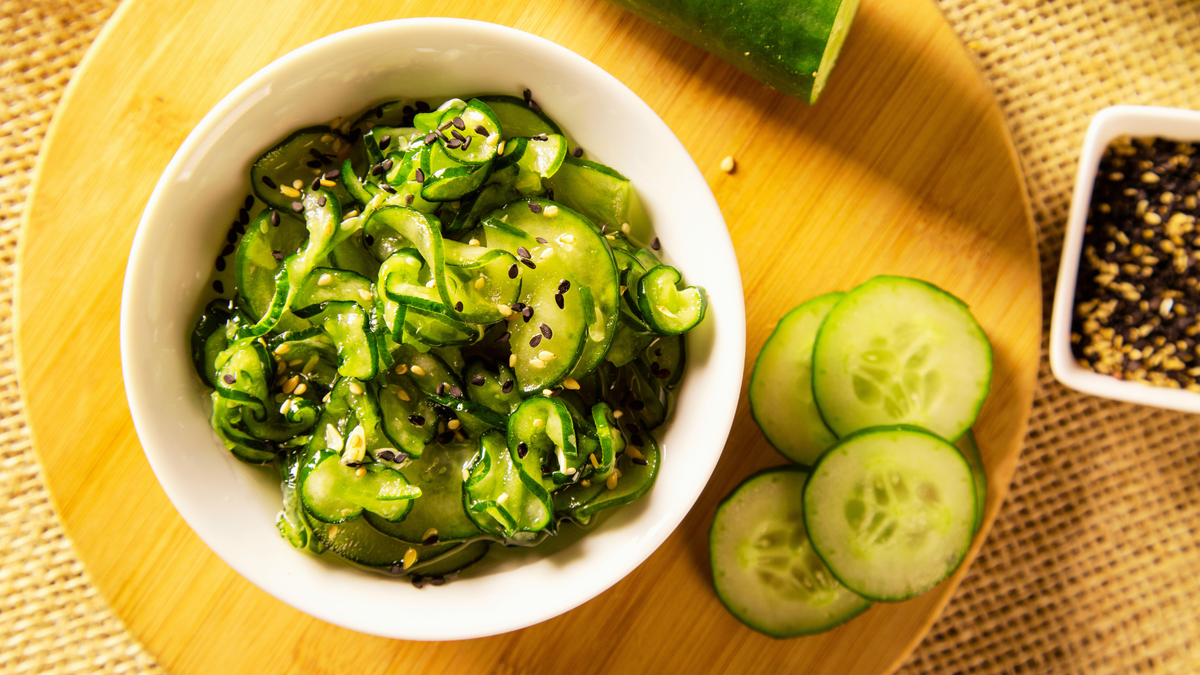 Свежесть лета: Как быстро приготовить огуречный салат Суномоно за 15 минут