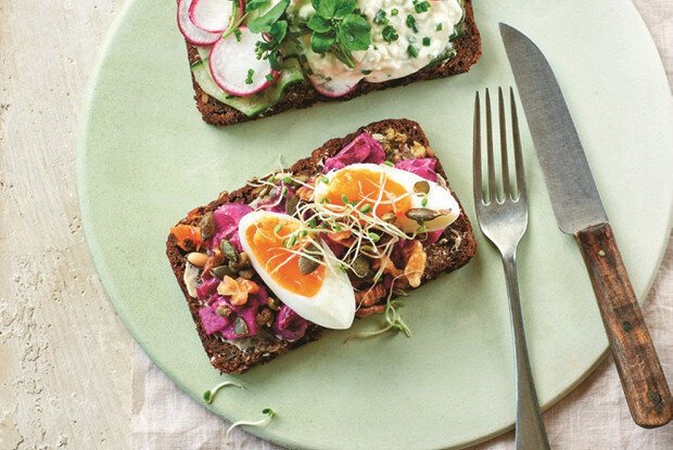 Нежные бутерброды с творогом и свежими овощами