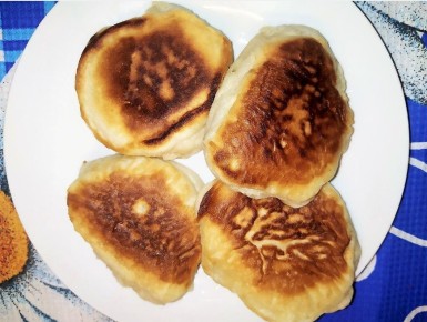 Пышные оладьи на кефире: быстрый и простой рецепт для гостей