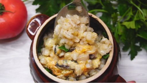 Перловая каша, запеченная в горшочках: новый вкус традиционного блюда