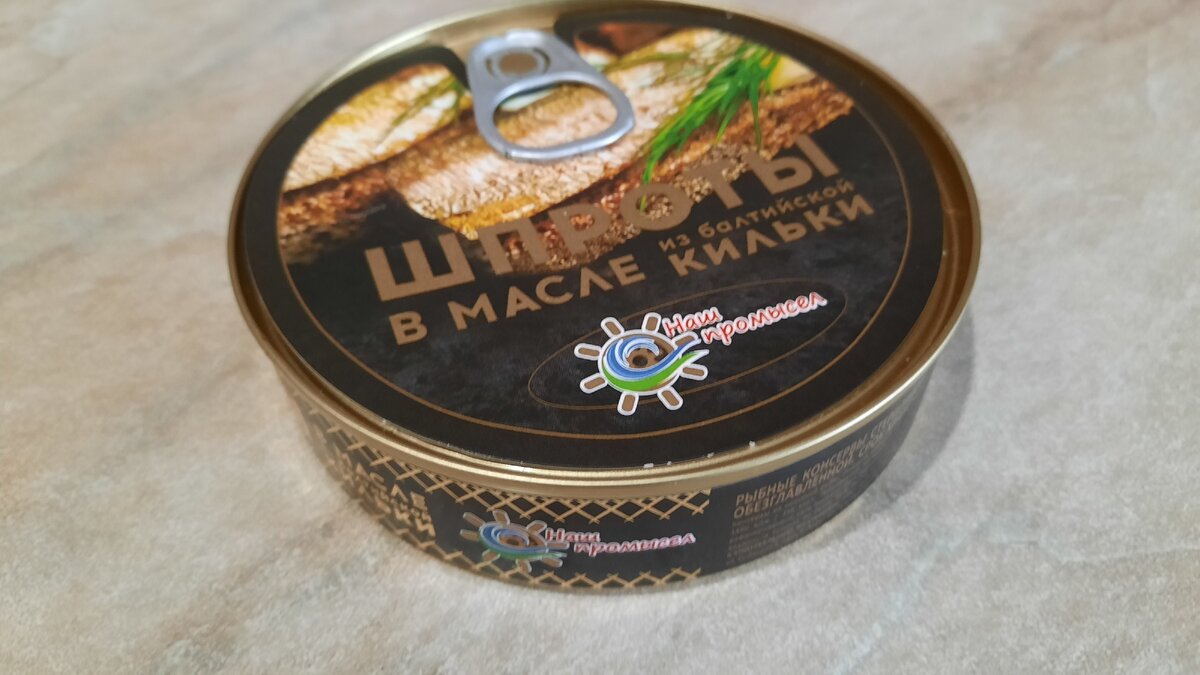 Салат со шпротами: бюджетное и вкусное решение для вашего стола