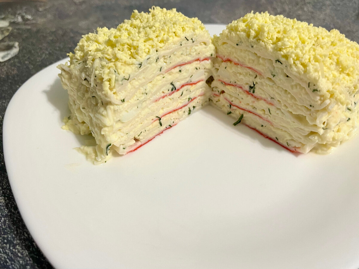 Легкий белковый салат: идеальный торт для вашего праздничного стола