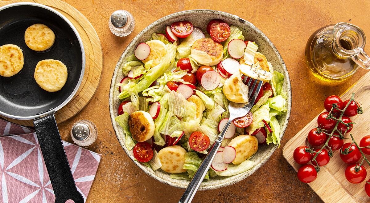 Откройте новый вкус: салат айсберг с мини-сырничками и помидорами черри