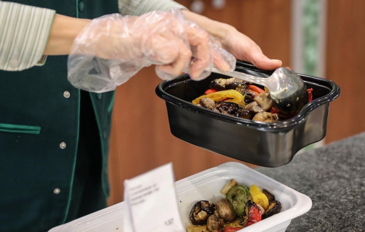 Число малых и средних предприятий в сфере доставки пищи выросло на 15%