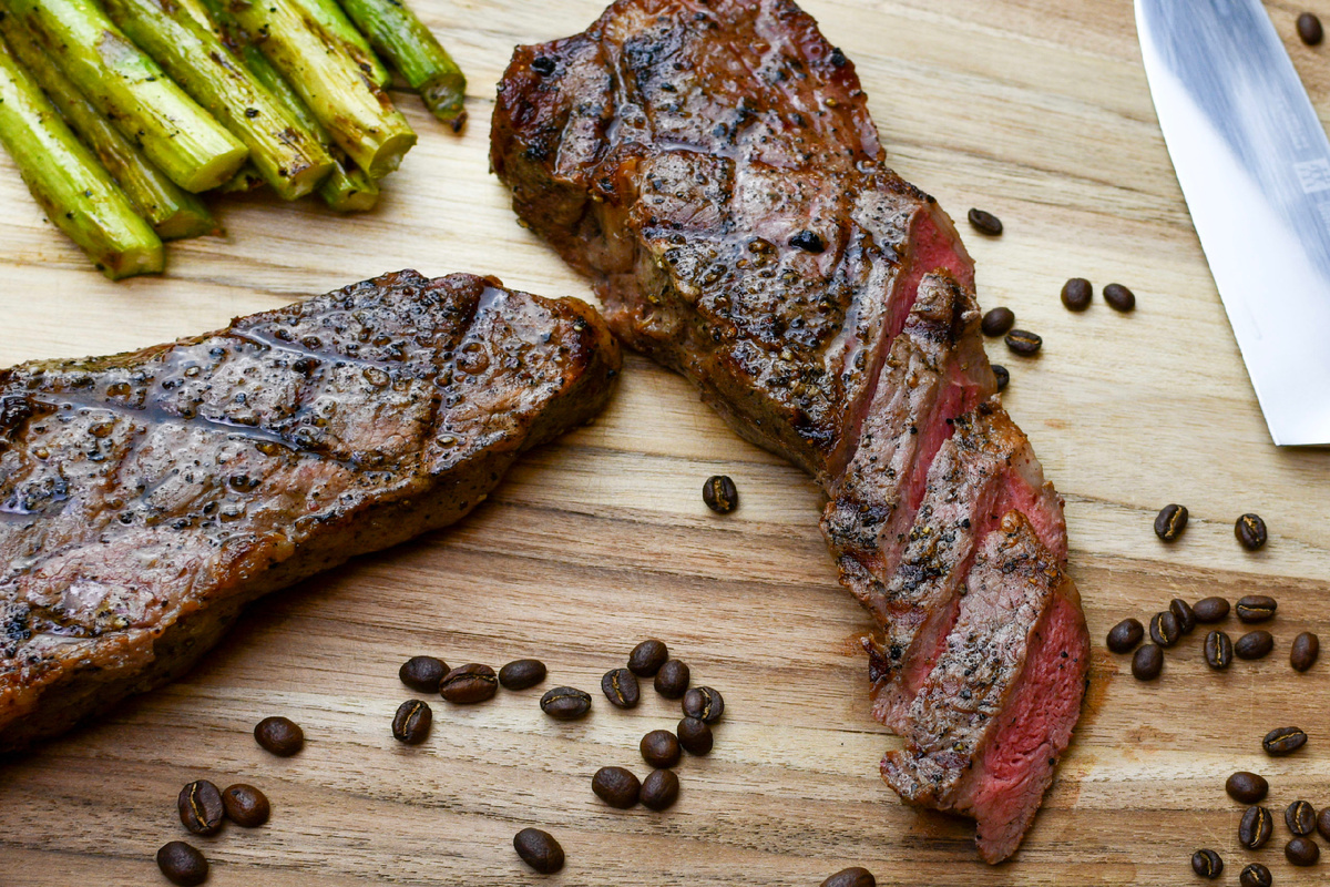 Почему кофе в маринаде превращает мясо в кулинарный шедевр?