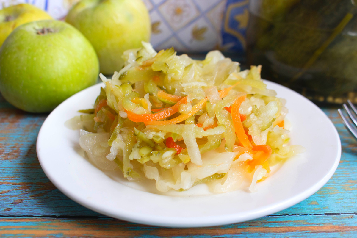 Нежный салат из квашеной капусты для лёгкого ужина