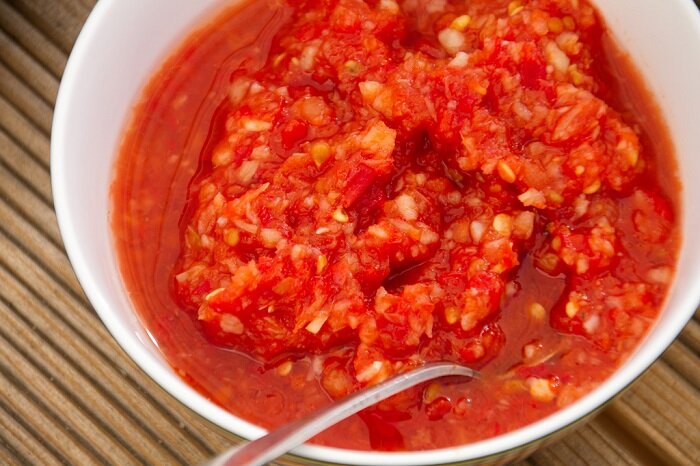 Как быстро приготовить советскую закуску из лука и томатной пасты