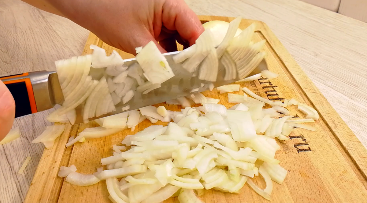 Нежный капустный пирог с овощами и томатной глазурью