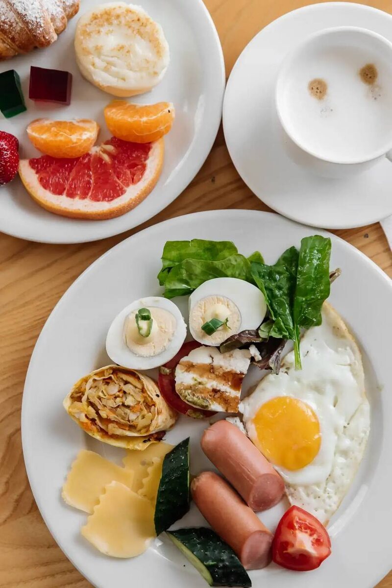 Почему завтрак в отеле — ключ к успешному началу дня