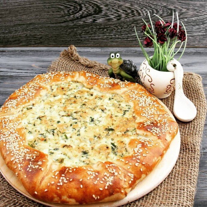 Галета с сыром, яйцом и зеленым луком