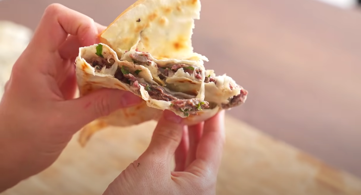 Простой рецепт фарша с сыром в лаваше, который удивит вас вкусом