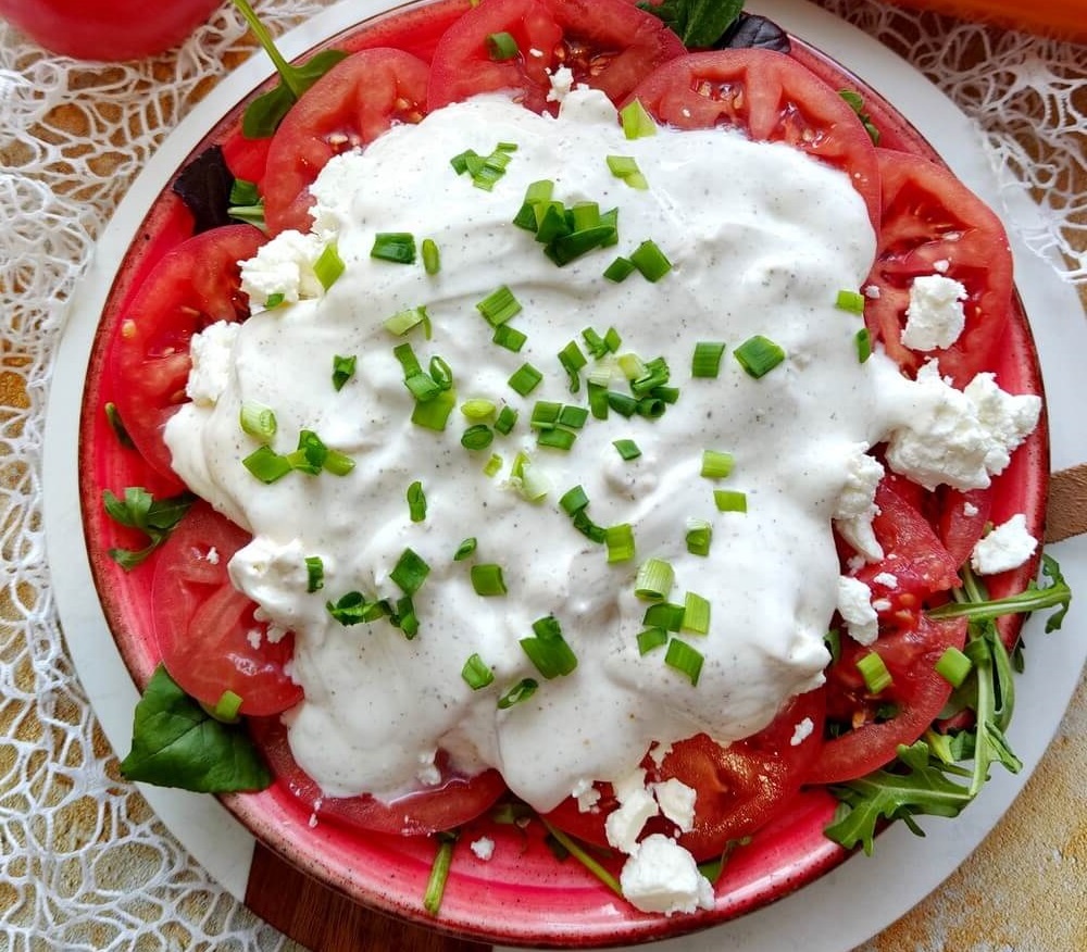 Летний салат с помидорами и творожным сыром: простой и вкусный рецепт