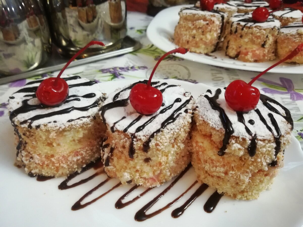 Удивительные бисквитные пирожные с творожным кремом: легко и вкусно