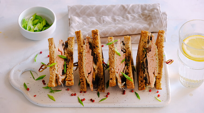 Вкусный сэндвич с колбасой и грибами для постящихся