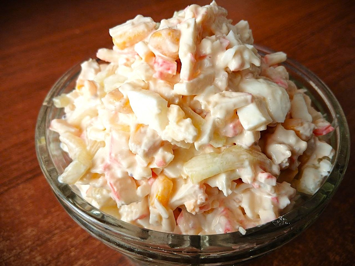 Пикантный салат с крабовыми палочками: быстро и вкусно