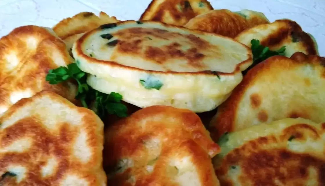 Нежные оладушки на кефире: быстрое и вкусное решение для обеда