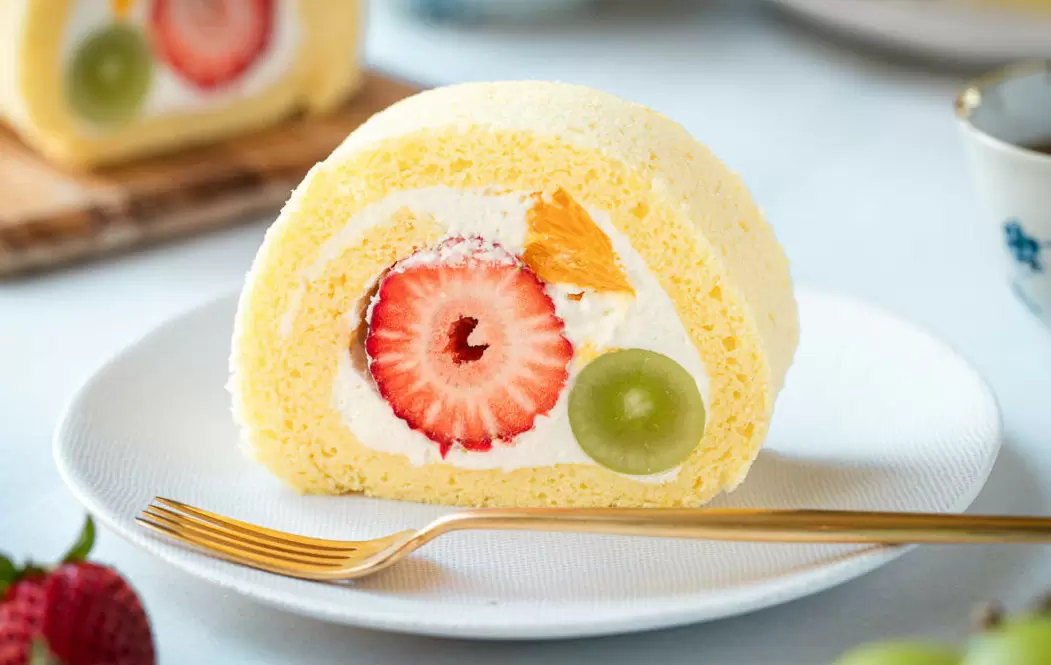 Нежный японский фруктовый рулет: простой путь к элегантному десерту