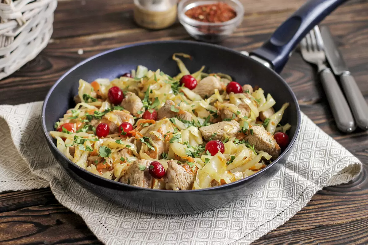 Вкусное сочетание: рагу из индейки с капустой и грани соуса Наршараб