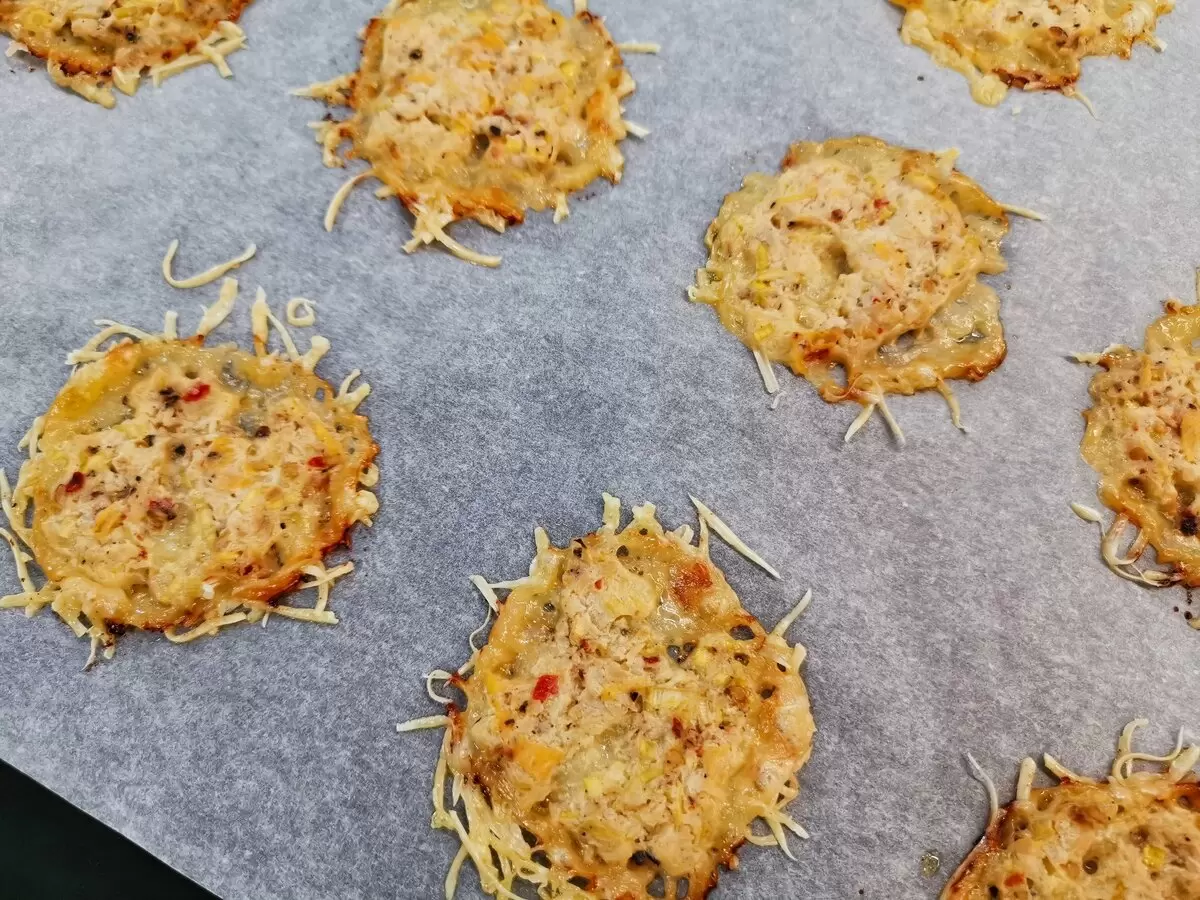 Вкусные сырные чипсы с пикантным хреном