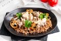 Праздник вкуса: гречка с говядиной и сливочно-грибным соусом