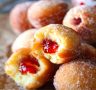 Зимние радости: приготовьте мини-пончики с клубничным джемом