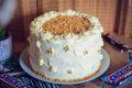 Нежный десерт: рецепт белого торта Сникерс