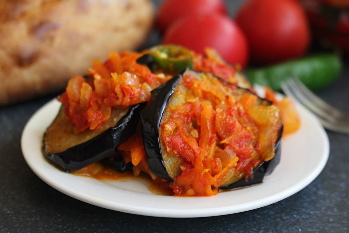 Жареные баклажаны с чесноком и острыми овощами