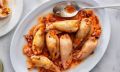 Фаршированные кальмары с морковью и яблоками в сметанном соусе